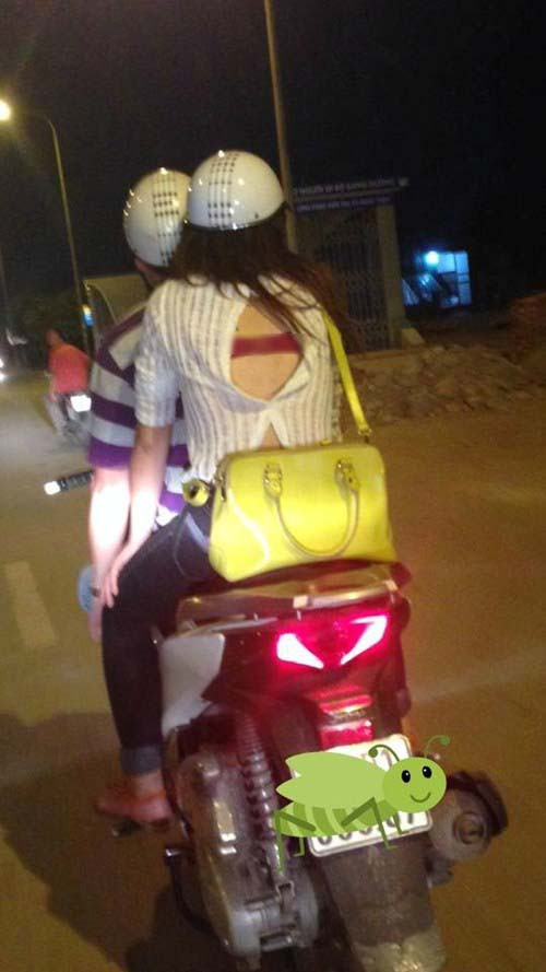 Gái trẻ gây "nhức mắt" với thời trang mặc ngược áo, bung cúc khoe lưng?!