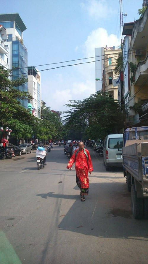 Tự tin nổi bật trên phố.
