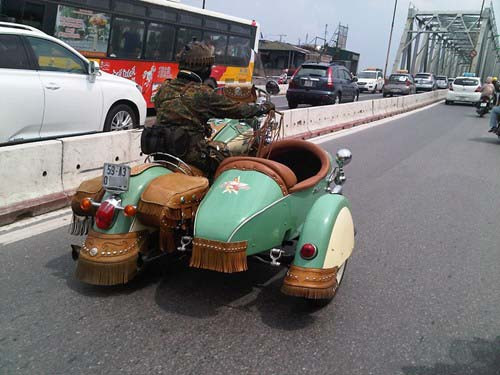 Tài xế lái xe "hầm hố" gây sốt giới đam mê xe cộ.