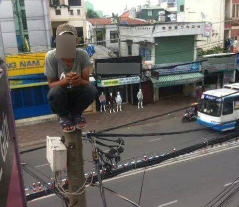 Bức ảnh một nam thanh niên ở TP HCM leo lên cột điện chụp ảnh tự sướng bất chấp nguy hiểm gây "dậy sóng". Nhân vật chính đã phải xóa ảnh và khóa trang cá nhân sau khi bị dư luận "ném đá" chỉ trích vì hành động phản cảm của mình.