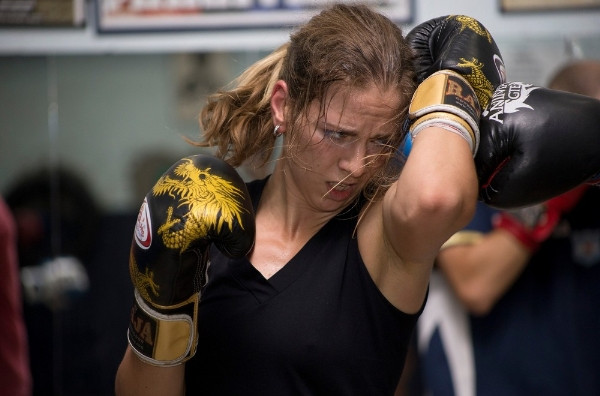 Claudia Gaudelli, tác giả của loạt ảnh cho biết: “Các vận động viên sống rất có kỷ luật và được đào tạo nghiêm ngặt. Mỗi ngày thức dậy họ lại tìm kiếm 1 tương lai mới cho mình. Họ dành thời gian rảnh rỗi của mình để đến thăm những khu dân cư nghèo ở ngoại thành, đi du lịch để bù lại những ngày quẩn quanh trên sàn đấu”.