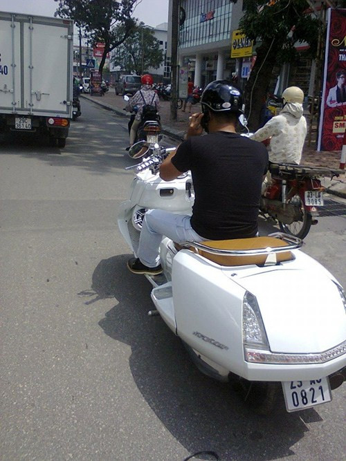 Thêm ảnh chụp một tài xế lái "phi thuyền" thu hút sự chú ý trên đường phố.
