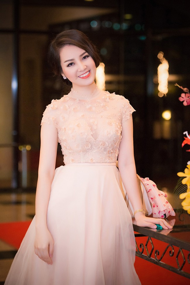 Thuỵ Vân: Từ trước khi tham gia cuộc thi Hoa hậu Việt Nam, Á hậu Thụy Vân đã là cộng tác viên của Đài Truyền hình Việt Nam nhờ gương mặt đẹp và vốn tri thức dày dặn của mình.