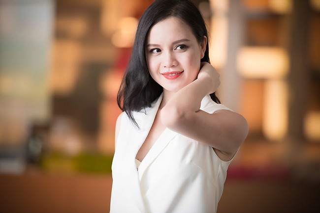Ngọc Oanh: Chỉ là tay ngang song Á hậu Ngọc Oanh lại có duyên với nghề MC truyền hình. Bắt đầu từ các chương trình dành cho phái đẹp trên VTV3, tham gia dẫn trực tiếp chương trình Tết trên VTV1, người đẹp thành phố Cảng bén duyên với nghề báo và sau đó trở thành một MC đắt sô ở phía Bắc.