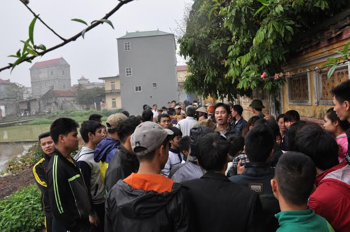 Đình làng Cựu Quán (xã Đức Thượng, Hoài Đức, Hà Nội) thờ Lục vị Đại vương có lịch sử lâu đời. Vào những ngày rằm hay mồng một, người dân đến dâng hương tưởng niệm. Thế nhưng, vào tối ngày 2/3, mái đình làng bị phá dỡ, trong đó có 4 thanh gỗ sưa quý bỗng nhiên mất tích. Việc phá đình để lấy gỗ sưa khiến hàng nghìn người dân xã Đức Thượng bức xúc.