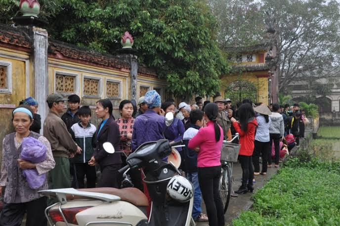 Họ đã liên tục đến trước khuôn viên đình để bày tỏ sự bất bình. Theo người dân, nhóm người tự tiện tham gia vào việc bán gỗ sưa gồm 6 người: Ni sư Thích Nữ Diệu Bản, trụ trì chùa Cựu Quán; ông Nguyễn Phú Lực, Trường thôn; ông Nguyễn Ích Chắt, trưởng Ban khánh tiết; ông Nguyễn Ích Bạ, phó Ban khánh tiết và ông Nguyễn Hữu Thắng, người trông coi đình cùng một số người khác…Khi sự việc được phát giác thì bốn thanh gỗ sưa quý đã bị di chuyển đi nơi khác.