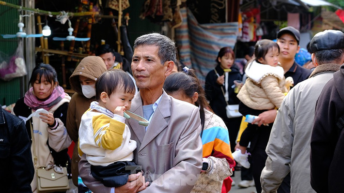 Những ngày nghỉ Tết Nguyên đán này, mỗi ngày nơi đây tiếp đón hàng nghìn lượt du khách về tham quan suối cá thần.