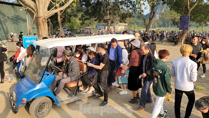 Vào thời điểm cuối ngày, ở chiều ngược lại, người dân chen lấn nhau tranh chỗ ngồi xe điện để kịp ra ngoài lên xe trở về sau hành trình tham quan, vãn cảnh.