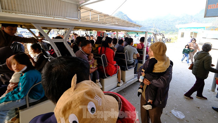 Năm nay thời tiết những ngày nghỉ Tết rất đẹp nên thuận tiện cho người dân đi chơi vãn cảnh.