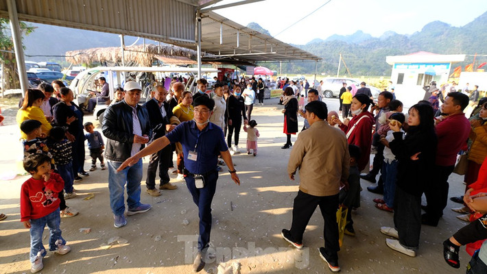 Ngay tại địa điểm của bãi gửi xe và nơi mua vé xe điện, hàng trăm người đứng xếp hàng chờ đến lượt. Nhiều người cầm vé trên tay phải đợi hàng chục phút mới lên được xe điện để di chuyển từ ngoài bãi gửi xe vào phía trong.