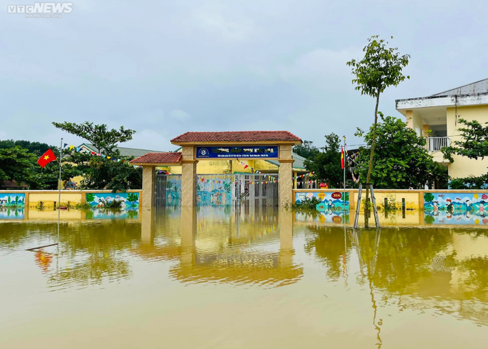 Chiều 30/9, ông Phan Văn Đoài – Chủ tịch UBND xã Kim Hoa, huyện Hương Sơn (Hà Tĩnh) cho biết, hiện tại nước lũ đang xuống dần nhưng nhiều trường học, đường giao thông vẫn trong tình trạng ngập sâu.