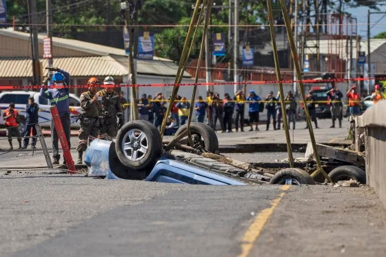 Ông Mynor Suárez, kỹ sư chuyên ngành địa chất, cho biết các kỹ sư đã phát hiện sự tồn tại kim loại bên dưới mặt đường. Họ cho rằng đó là ôtô. Tuy nhiên, vẫn chưa rõ liệu hai mẹ con nạn nhân có còn ở trong xe hay không. Trong ảnh: một ôtô được kéo lên khỏi hố sụt hay còn gọi là hố tử thần hôm 25/9.