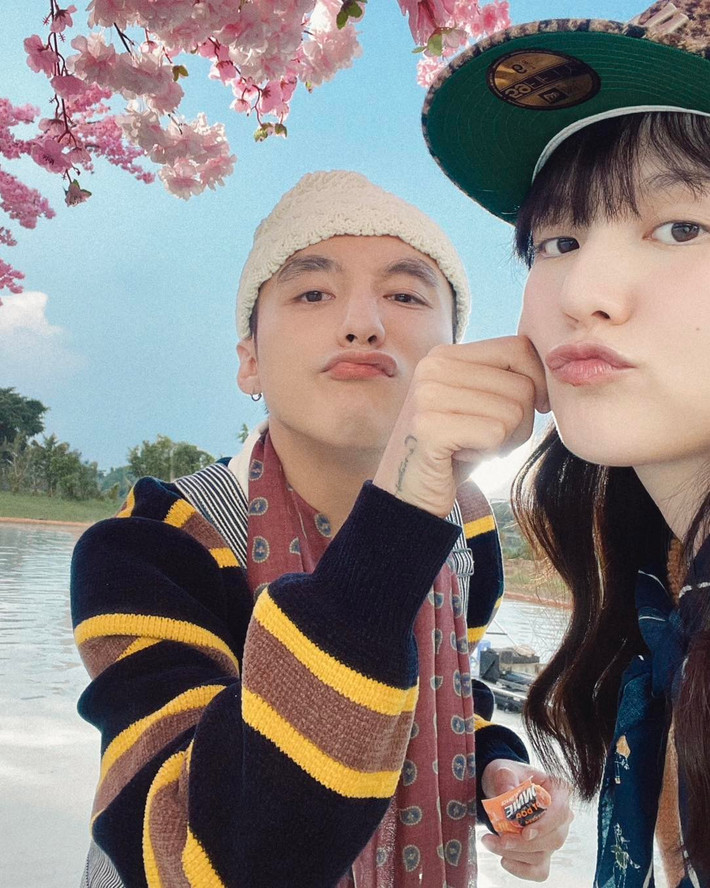 Hải Tú được giới thiệu là diễn viên độc quyền do công ty Sơn Tùng M-TP quản lý. Sau khi đóng MV Chúng ta của hiện tại, Hải Tú dính tin đồn tình ái với Sơn Tùng. Tuy nhiên hai nghệ sĩ chưa từng lên tiếng về chuyện này. Trong khoảng thời gian dài, khán giả không thấy Hải Tú xuất hiện, tương tác với Sơn Tùng.