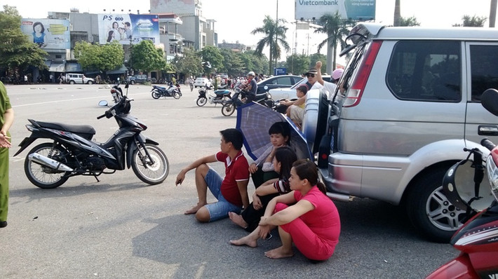Dù biết mọi tài sản đã ra tro nhưng họ không thể bỏ đó ra về vì vẫn cố hy vọng "còn nước còn tát".