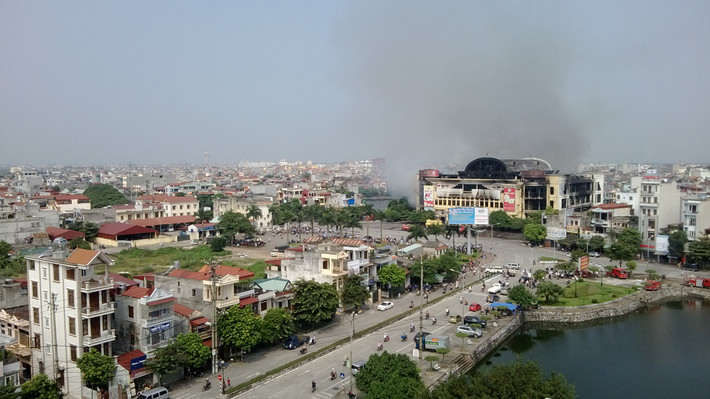 Khu Trung tâm Thương mại sầm uất hôm qua, giờ nhìn từ xa thật hoang tàn.