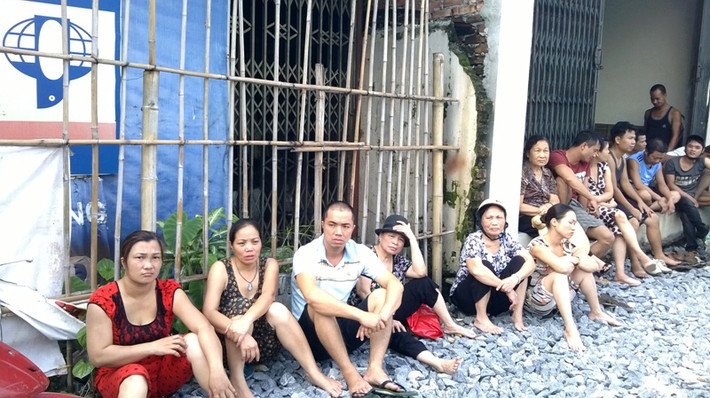 Họ đã ngồi như thế từ đêm đến sáng....
