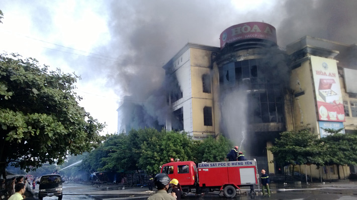 Đến khoảng 11h 45, ngọn lửa lại bùng phát dữ dội. Lúc này, không một ai còn dám nuôi hy vọng cứu hỏa, dường như chỉ còn đủ sức đứng nhìn ngọn lửa hoành hành đến khi nó tự rút lui... Kiến Thức sẽ tiếp tục đưa thông tin đến bạn đọc...