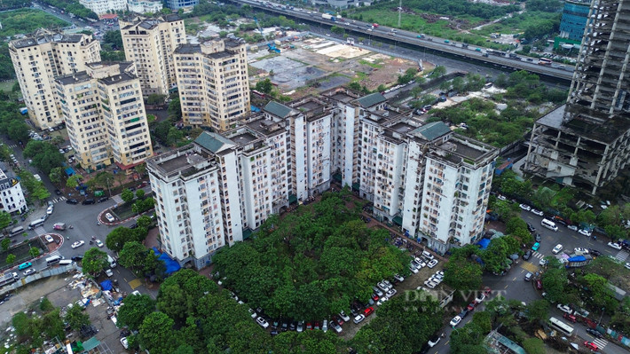 Khu tái định cư A6 Nam Trung Yên (phường Trung Hòa, quận Cầu Giấy) gồm 4 tòa nhà cao 11 tầng với 440 căn hộ, được đưa vào sử dụng từ năm 2010. Tọa lạc ở vị trí “đất vàng” trên địa bàn quận Cầu Giấy, nhưng chỉ thời gian ngắn sau bàn giao, 4 tòa nhà nhanh chóng xuống cấp đến nay vẫn chưa được duy tu, sửa chữa.