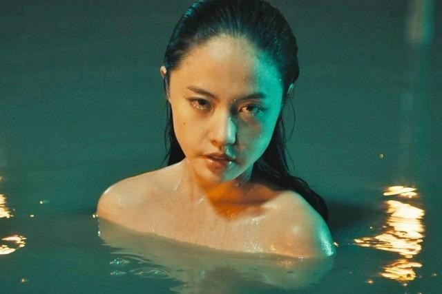 ảnh phim gây bất ngờ cho người xem, đạo diễn và diễn viên cùng đón nhận các ý kiến trái chiều. Rima Thanh Vy cho biết đã suy nghĩ rất nhiều về cảnh táo bạo này trước khi nhận lời đạo diễn. Dù gây nhiều tranh luận nhưng phân cảnh cũng cho thấy sự táo bạo của nữ diễn viên để khắc họa màn biến đổi của Tấm.