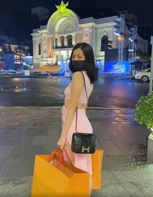 br/> Nhắc đến Lệ Quyên thì hẳn ai cũng nghĩ ngay tới một nữ ca sĩ phòng trà phong cách sang chảnh dát đầy hàng hiệu. Tuy nhiên mới đây, nữ ca sĩ 8x khiến nhiều người trầm trồ khi khoe vóc dáng mỏng dính trong bộ đồ giá bình dân đi mua sắm. Nhìn Lệ Quyên tay xách khệ nệ túi lớn túi nhỏ Louis Vuitton, túi Hermès nhưng lại mặc bộ váy của một local brand chỉ với giá gần 200k.