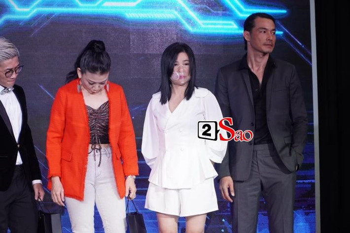 Khi lên sân khấu chụp hình, cặp đôi tiếp tục đứng xa nhau, dù đã có lúc Quách Ngọc Ngoan ngỏ ý nhường chỗ cho Kiều Minh Tuấn để gần hơn bạn gái.