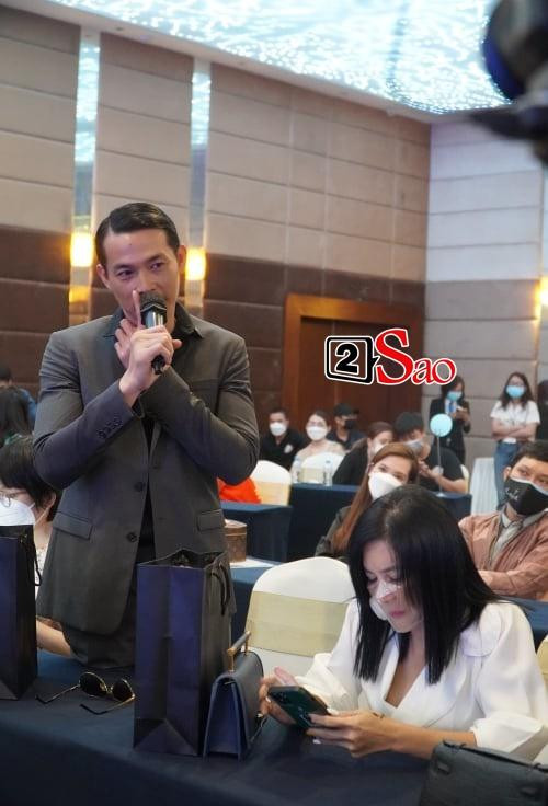 br/> Chiều 1/12, hàng loạt nghệ sĩ nổi tiếng Vbiz tham dự họp báo ra mắt gameshow The Champion - Nhà Vô Địch 2021. Cặp đôi Cát Phượng - Kiều Minh Tuấn cũng tham gia sự kiện này. Nhưng đáng chú ý, họ đến và đi không cùng thời điểm, xuyên suốt sự kiện cũng chẳng có tương tác nào.