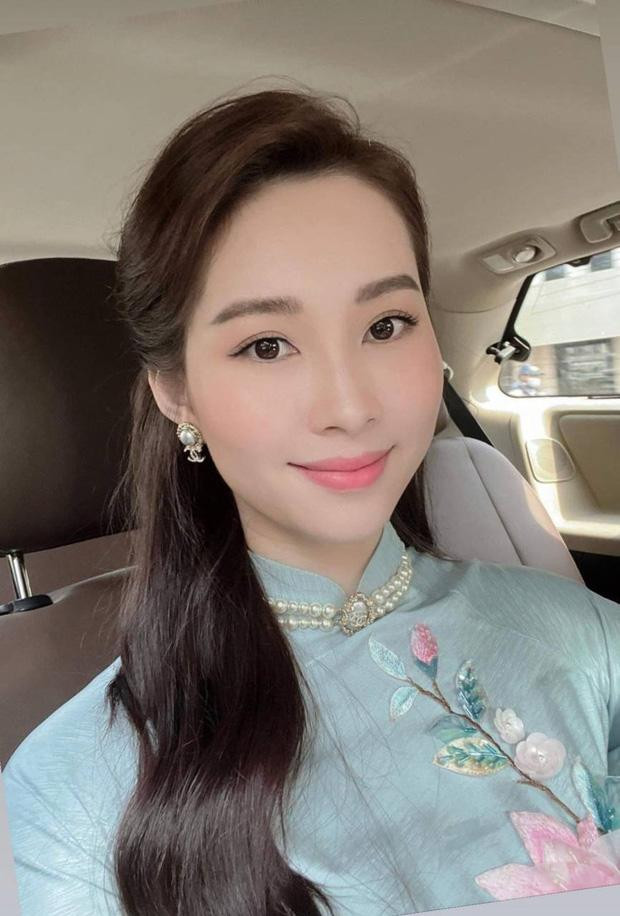 Mới đây, Đặng Thu Thảo vừa chia sẻ hình ảnh mới và đây cũng là một trong số lần hiếm hoi người đẹp đăng hình selfie. Hoa hậu Việt Nam 2012 diện trang phục nền nã phối với những phụ kiện sang trọng. Dù đã bước sang tuổi 30 nhưng vẻ đẹp như sắc nước - hương trời khó ai bì kịp của Đặng Thu Thảo khiến dân tình không khỏi xuýt xoa.