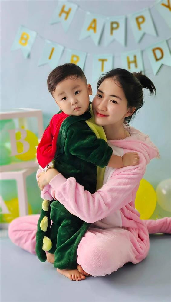 Tháng 3/2021, Hòa Minzy chính thức xác nhận có con đầu lòng hơn 1 tuổi.Thông tin này khiến nhiều người bất ngờ vì trong suốt thời gian mang thai, sinh con, cô đều im hơi lặng tiếng.