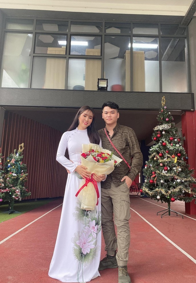 Lê Phương được ông xã Trung kiên tháp tùng đi diễn.