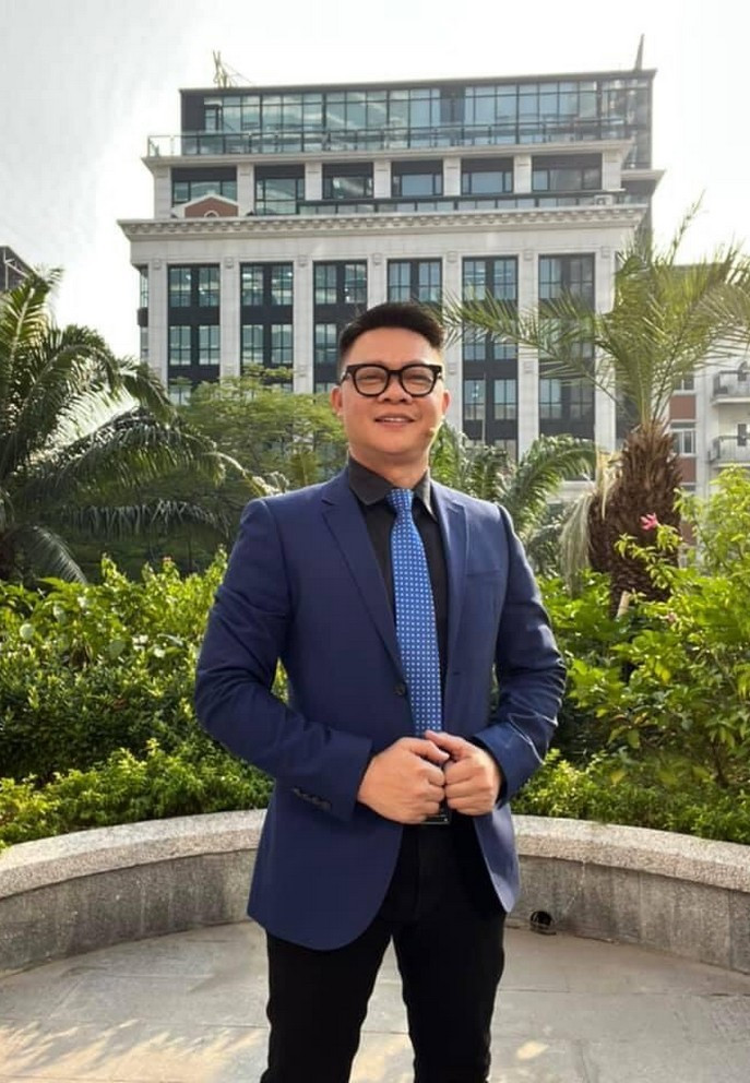 BTV Trần Quang Minh diện vest lịch lãm trở lại công việc sau chuỗi thời gian dài ở nhà.