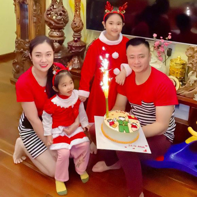 Tin sao Việt 24/12: NSND Tự Long hạnh phúc vì được vợ và hai con tổ chức sinh nhật.