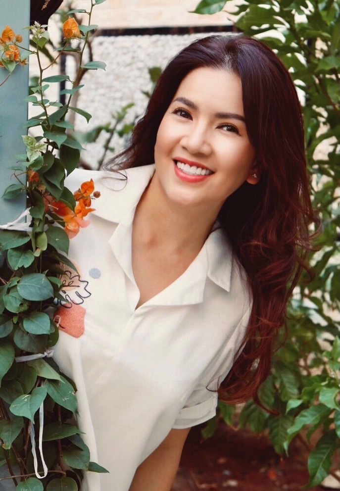 NSƯT Ngọc Trinh được khen trẻ đẹp so với tuổi 44.