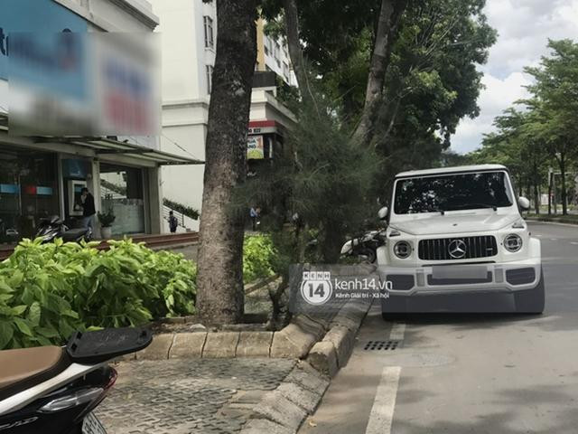 Ca sĩ gốc Thái Bình đi chiếc siêu xe màu trắng.