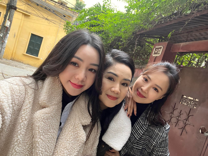 Không chỉ NSND Thu Hà đăng ảnh đi ăn và được diễn viên Võ Hoài Nam tình cảm ôm chụp ảnh mà Hồng Diễm và Quỳnh Kool cũng đăng. ''Gia đình mới. Mẹ Cúc của chúng con đào hoa quá'' - Hồng Diễm tếu táo viết.