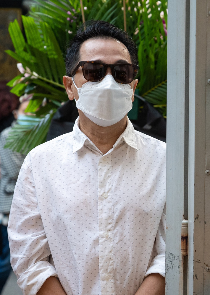Đến đưa tiễn nghệ sĩ Thanh Kim Huệ lần cuối vào sáng 26/12 có NSƯT Thành Lộc, Hồng Tơ và Gia Bảo. Thành Lộc lặng lẽ nhìn linh cữu tiền bối rời đi.