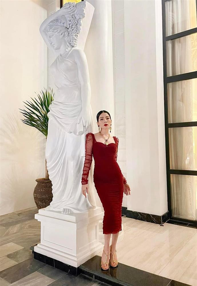 Thói quen tập luyện chăm chỉ suốt mùa dịch giúp Lệ Quyên tăng cơ nhưng giảm mỡ rõ rệt. Điều này ảnh hưởng không nhỏ đến vòng 1.
