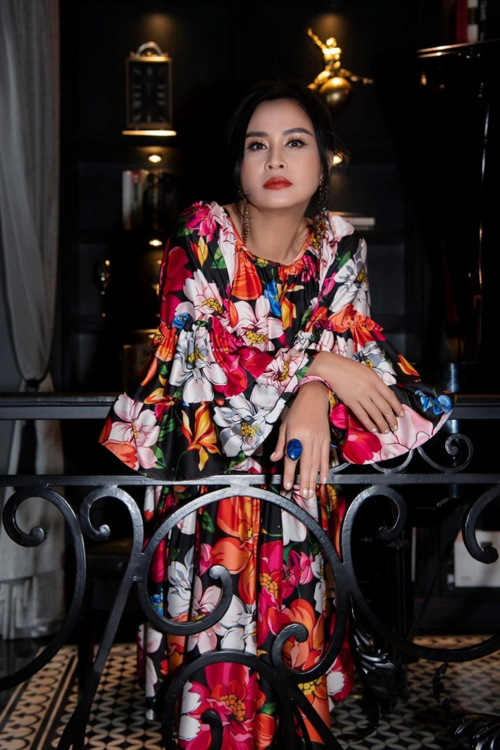 Giày cao gót “đế khủng” cũng là item được Thanh Lam thường xuyên kết hợp với những chiếc váy dáng rộng. Diện chiếc váy hoa màu sắc sặc sỡ, cô chọn chiếc nhẫn màu xanh ngọc và kiểu tóc búi cao để tổng thể trở nên thanh thoát.