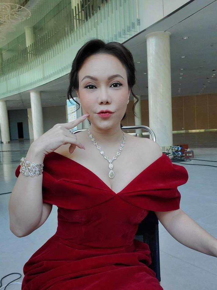 Bộ trang sức cô dùng để đi đóng phim này từng được Việt Hương định giá 4 tỷ khi Khả Như hỏi thăm.