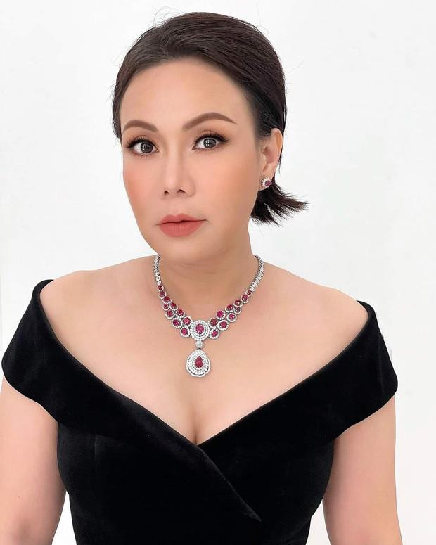 Việt Hương từng chia sẻ rằng thật không hay khi nói về giá tiền những món đồ trên người khi được hỏi về những bộ trang sức cô đeo.