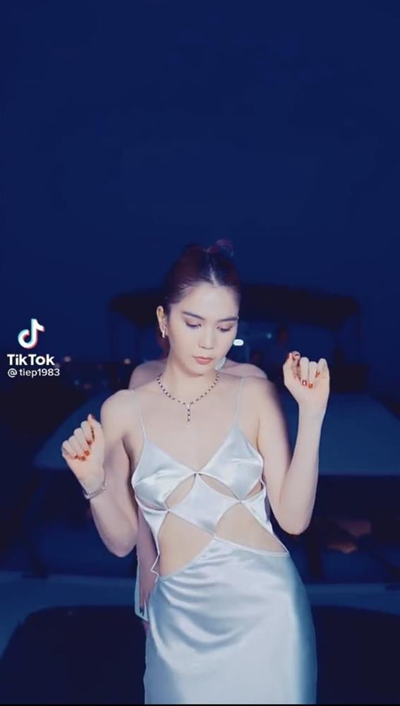 br/> Ngọc Trinh là chân dài chăm chỉ chụp hình thời trang hàng đầu showbiz. Mới đây, netizen tiếp tục trầm trồ trước clip quay khoảnh khắc cô khoe dáng nuột trên du thuyền sang chảnh. Như thường lệ, người đẹp diện trang phục cực sexy là chiếc váy lụa hai dây với nhiều khoảng cut-out ở thân trên vô cùng hiểm hóc. Song với bộ cánh này, khi lần đầu lướt qua, nhiều người không khỏi hết hồn vì cứ ngỡ chân dài Trà Vinh đang táo bạo phơi bày 100% điểm "ứ ừ" trên vòng 1 mà chẳng thèm che đậy.