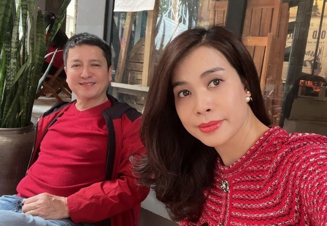Nghệ sĩ Chí Trung đăng ảnh xuống phố cà phê cùng bạn gái - doanh nhân Ý Lan dịp cuối tuần. Cả hai được bạn bè trêu diện đồ đôi lãng mạn như những cặp tình nhân trẻ.