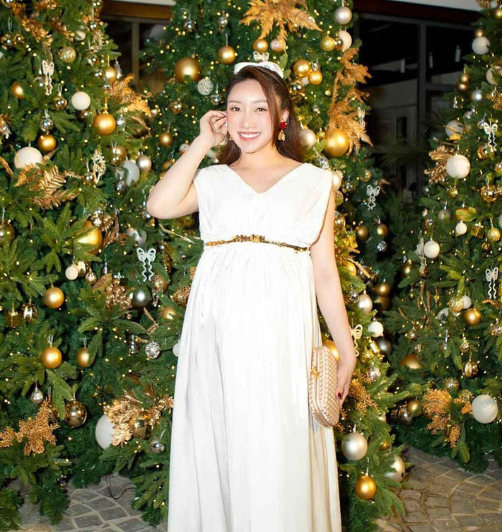 Bù lại, Thùy Chang ghi điểm vì thần thái sang chảnh, tràn đầy năng lượng dù sắp "vỡ chum" đến nơi rồi.