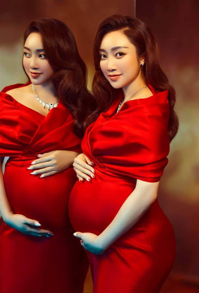 Trước đó, Thùy Chang gây ấn tượng vì "bầu như không" với khuôn mặt thanh tú, thon thả chuẩn V-line, thân hình cũng không bị "xổ dáng" như nhiều mẹ bầu khác.