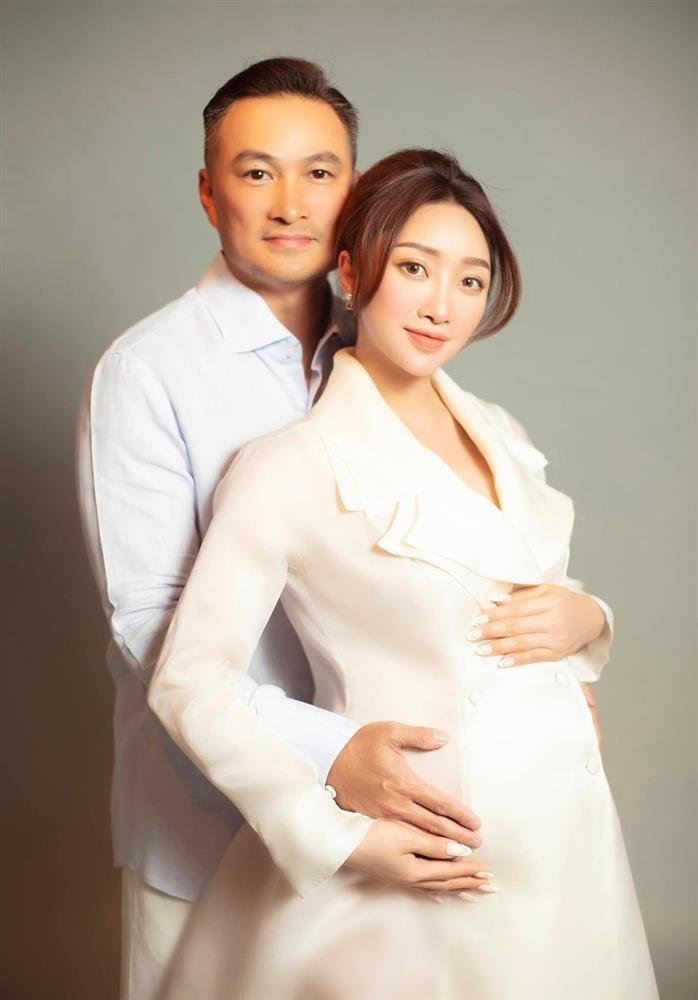 Sau 4 tháng kết hôn, diễn viên Chi Bảo đón nhận tin vui bà xã kém 16 tuổi đã mang thai. Được biết đến là nữ doanh nhân giàu có nức tiếng Sài thành, Lý Thuỳ Chang trở thành 1 trong những mẹ bầu được quan tâm nhất. Trên trang cá nhân, vợ Chi Bảo thường xuyên gây chú ý vì nhan sắc rạng ngời. Qua những bộ hình được cô chia sẻ trên MXH, netizen dành tới cô nhiều lời khen ngợi vì bầu "vượt mặt" vẫn giữ được phong độ cực kỳ đỉnh cao.