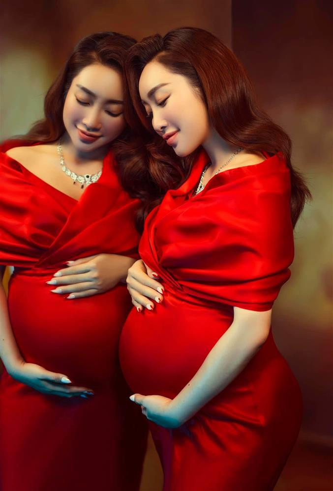 br/> Noel là dịp lễ hội được mong chờ nhất năm. Cứ đến dịp này đường phố lại ngập tràn sắc xanh - đỏ - trắng tông màu đặc trưng mùa lễ hội. Các chị em lại được dịp lên đồ lồng lộn thực hiện những bộ ảnh đón Giáng sinh, sao Việt cũng không ngoại lệ. Dù sắp đến ngày vỡ chum nhưng vợ Chi Bảo vẫn bon chen được bộ ảnh Noel ngập sắc đỏ.