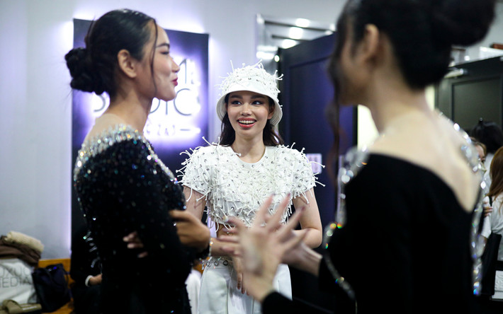 Người mẫu 14 tuổi Alexandra Matheson cũng góp mặt trong hai bộ sưu tập của Quý Cao và Tracy Studio. Cô mang hai dòng máu Việt Nam - New Zealand phải đổi layout make-up nên sau khi hoàn thành phần catwalk đầu tiên, cô nhanh chóng trở lại phòng trang điểm để làm tóc và tô điểm lại khuôn mặt.