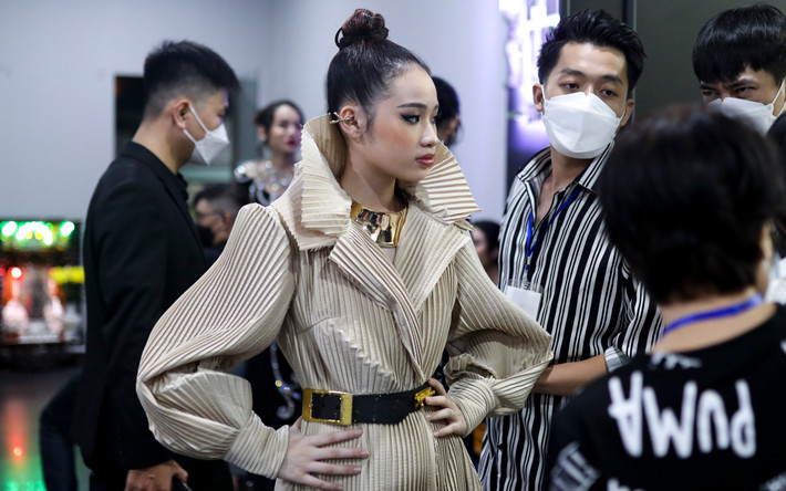 Bảo Hà tham dự thảm đỏ trước khi trở lại hậu trường để thay trang phục diễn. Mẫu nhí 12 tuổi chia sẻ với Zing về việc diễn chung show với các người mẫu chuyên nghiệp: "Do còn nhỏ và chưa có nhiều kinh nghiệm sân khấu, các bước catwalk của em vẫn chưa ổn định, phong thái biểu diễn cũng không chuyên nghiệp như các anh chị trong chương trình. Ngoài ra, chiều cao hạn chế cũng là yếu điểm khiến em lo lắng khi được chọn trình diễn cùng các người mẫu lớn hơn mình cả về tuổi nghề và tuổi đời".