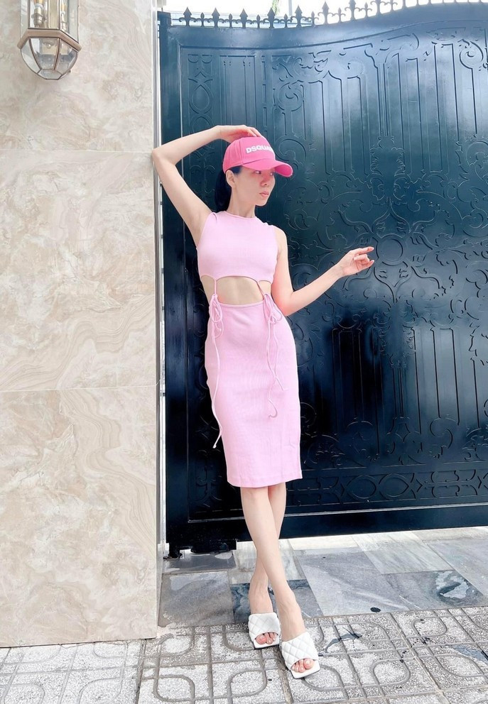 Lệ Quyên diện váy áo đơn giản vẫn khoe được vòng eo săn chắc.