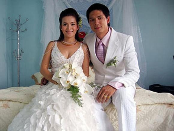 br/> Trong showbiz Việt không hiếm sao nam lấy vợ bị chê kém sắc và Bình Minh là một điển hình. Vợ của siêu mẫu diễn viên đình đám này là Anh Thơ - một doanh nhân tài năng nhưng lại không sở hữu ngoại hình của một mĩ nhân, thậm chí còn lớn tuổi hơn chồng. Thế nhưng, hôn nhân của cặp đôi lại bình yên và bền chặt theo thời gian. Phải thừa nhận nhờ có vợ đảm mà Bình Minh có được tổ ấm hạnh phúc đáng ngưỡng mộ. Bà xã nam diễn viên nổi tiếng bản lĩnh và khéo léo, là hậu phương vững chắc của chồng.