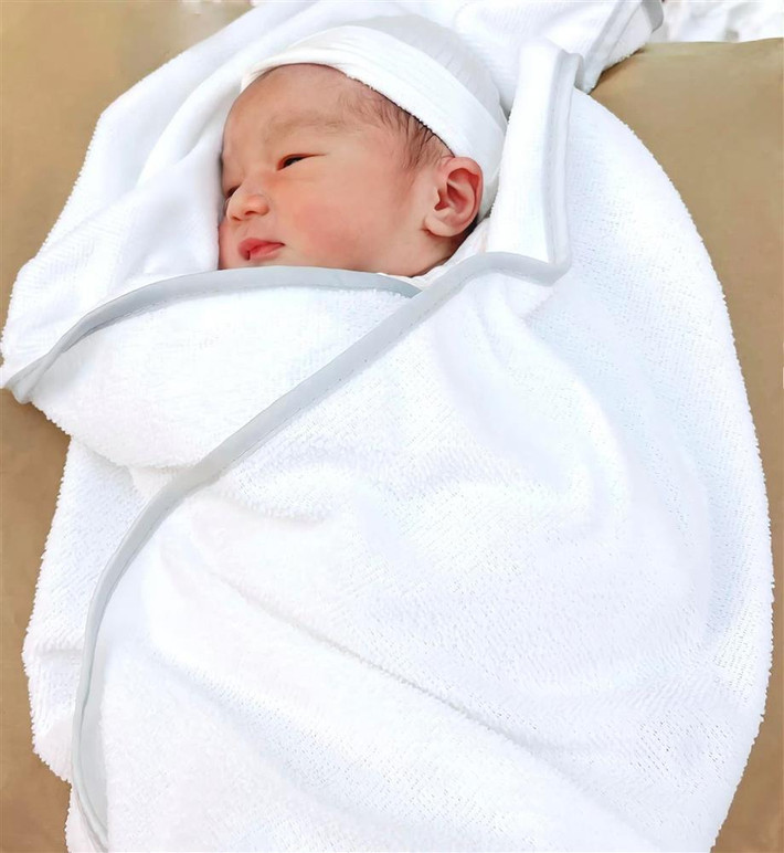 br/> Giữa tháng 11, Bảo Thy bất ngờ thông báo đã sinh con đầu lòng cho ông xã Phan Lĩnh khiến dân mạng ngỡ ngàng, ngơ ngác, ngã ngửa. Thời gian trước đó, dù liên tục vướng nghi án bầu bí, nữ ca sĩ một mực phủ nhận, thậm chí giấu bụng bầu khéo vô cùng. Thế nhưng khi nhóc tì chào đời bình an, cô bắt đầu xả kho ảnh bầu liên tục khiến nhiều người hâm mộ còn trêu rằng: "Tưởng giờ Bảo Thy mới bắt đầu mang thai chứ".Trên trang cá nhân của Bảo Thy, ngoài ảnh cận mặt em bé khi mới chào đời...
